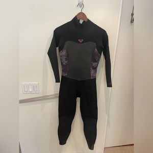 Womens 4/3 wetsuit size 8
